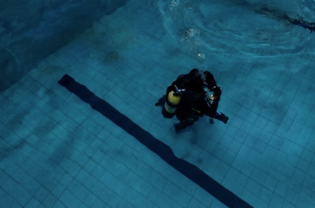 Buzo profesional de Otter Service realizando inspección y reparación dentro de una piscina