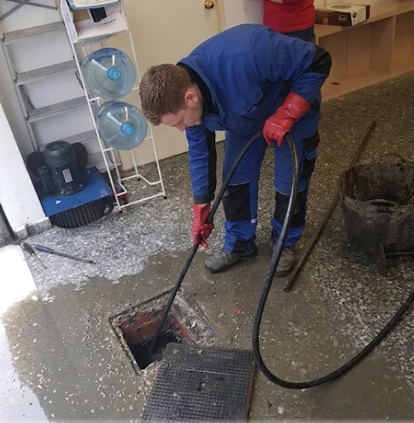 Técnico de Otter Service realizando un desatasco con equipo de hidrolimpieza