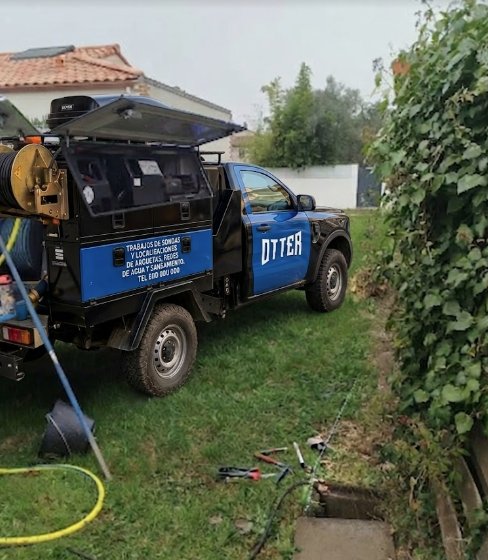 Furgoneta de Otter Service en una intervención de desatasco en Cantabria