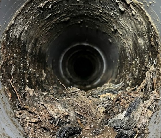 Interior de una tubería obstruida antes de un desatasco profesional